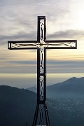 50 La bellissima struttura della nuova croce in ferro, alta 8 m, larga 4,5 m